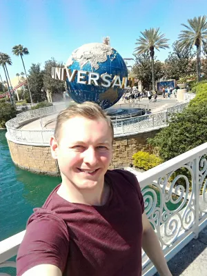 How is a day at Universal Studios Orlando? : In front of Universal Studios Orlando entrance iconic logo