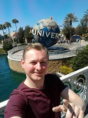 How is a day at Universal Studios Orlando? : Picture in front of Universal signature logo