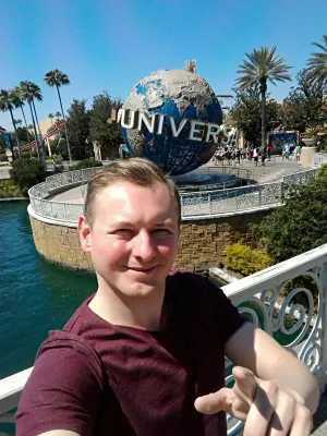 Как е един ден в Universal Studios Orlando? : Изображение пред логото на универсалната подпис