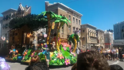 How is a day at Universal Studios Orlando? : Dora the explorer on the parade