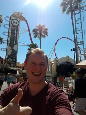 Como é um dia no Universal Studios Orlando? : Feliz depois de ter montado o passeio de alta intensidade de Hollywood Rip Ride Rockit