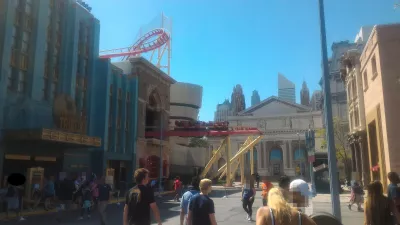 Cum este o zi la Universal Studios Orlando? : Hollywood Rip Ride Rockit roller coaster trecând printr-o clădire