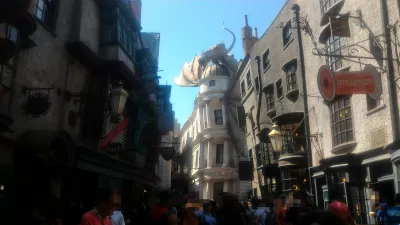 Si është një ditë në Universal Studios Orlando? : Zjarri pështyj statujë dragua në zonën e Harry Potter