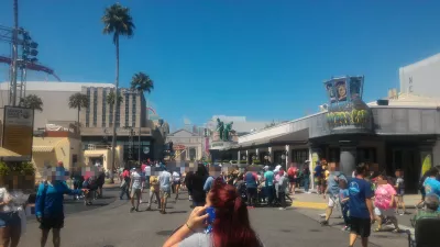 Como é um dia no Universal Studios Orlando? : Avenida principal na entrada do parque