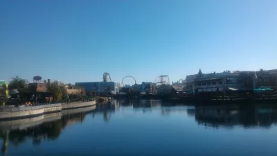 Comment se passe une journée à Universal Studios Orlando? : Vue sur le parc de l'autre côté du lac