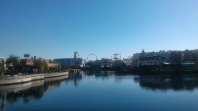 Como é um dia no Universal Studios Orlando? : Vista para o parque do outro lado do lago