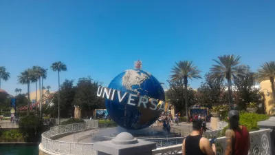 یک روز در Universal Studios Orlando چگونه است؟ : نشانه مشهور جهانی در ورودی