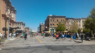 Como é um dia no Universal Studios Orlando? : Rua movimentada