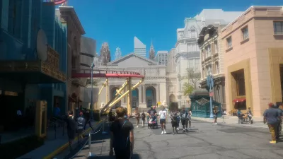 How is a day at Universal Studios Orlando? : Walk in the main avenue