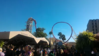 Como é um dia no Universal Studios Orlando? : Descida íngreme de Hollywood Rip Ride Rockit e primeiro looping