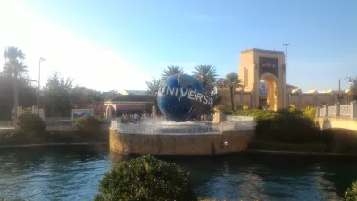 How is a day at Universal Studios Orlando? : Park entrance and main sign