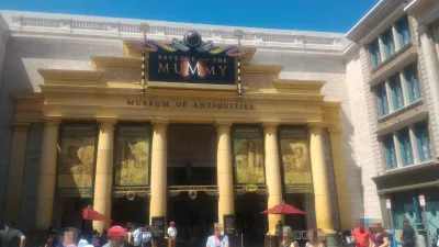 How is a day at Universal Studios Orlando? : The Mummy ride entrance