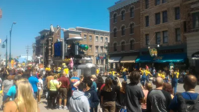 Como é um dia no Universal Studios Orlando? : Parade começa com os personagens de Despicable me