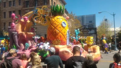 Como é um dia no Universal Studios Orlando? : Desfile com Bob Esponja