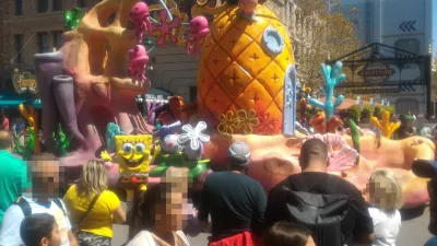 Como é um dia no Universal Studios Orlando? : Spong Bob dançando no desfile