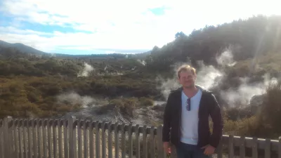 A visit of Wai-O-Tapu thermal wonderland and Lady Knox geyser : With volcanic steam in the background