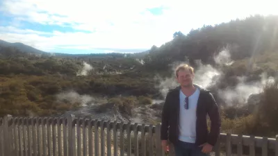 Una visita al paese delle meraviglie termali di Wai-O-Tapu e al geyser Lady Knox : Con vapore vulcanico sullo sfondo