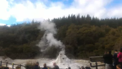 Kushanya kweWai-O-Tapu thermal wonderland uye Lady Knox geyser : Mukadzi Knox geyser kuputika kuguma