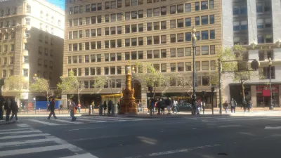 Walking on Embarcadero center in San Francisco : Union Square in San Francisco