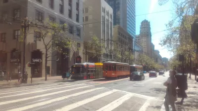 Walking on Embarcadero center in San Francisco : Traffic and public transport in Union Square