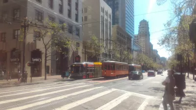 Ag siúl ar ionad Embarcadero i San Francisco : Trácht agus iompar poiblí i gCearnóg an Aontais