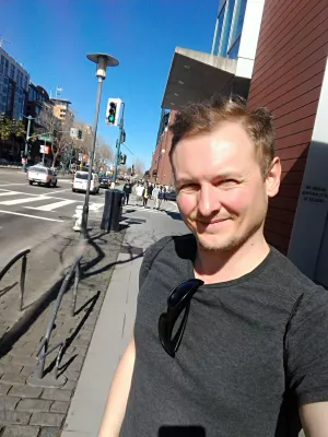 Marcher sur le centre Embarcadero à San Francisco : En attente de mon ami près d'Oracle Park