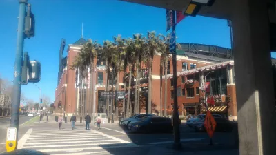 Spacer po centrum Embarcadero w San Francisco : Oracle Park w San Francisco