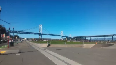 Camminando sul centro Embarcadero a San Francisco : San Francisco - Oakland Bay Bridge