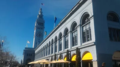 Walking on Embarcadero center in San Francisco : The Embarcadero and Ferry building