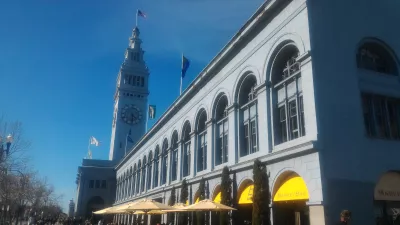 Mergând pe centrul Embarcadero din San Francisco : Clădirea Embarcadero și Ferry