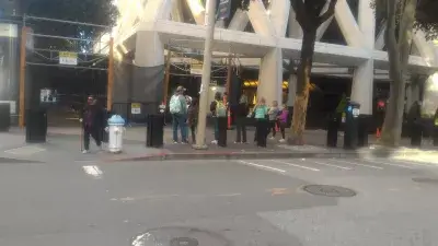 Lawatan San Francisco yang terbaik berjalan! : Berjalan di lokasi mesyuarat pelancongan di bawah skematik Transamerica Pyramid