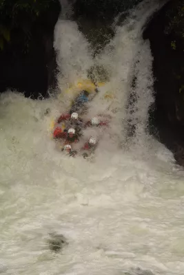 Rafting en aguas bravas extremas en Rotorua, Nueva Zelanda: ¡bajando una cascada de 7 metros! : Bajando por la cascada comercial más alta del mundo.