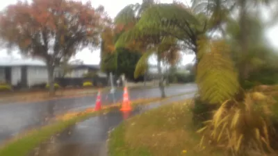 Extreme white water rafting in Rotorua, New Zealand: down a 7 meters waterfall! : Walking under the rain to the pick up point