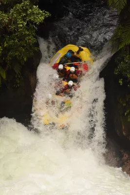 Rafting extrême en eaux vives à Rotorua, Nouvelle-Zélande: descente d'une cascade de 7 mètres! : Montée à la plus haute cascade commerciale du monde