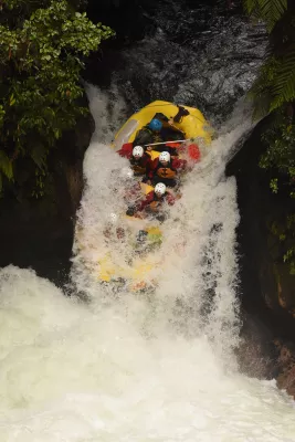 Skrajni rafting z belo vodo v Rotorua na Novi Zelandiji: dol 7 metrov slap! : Vožnja na najvišjem komercialnem slapu na svetu