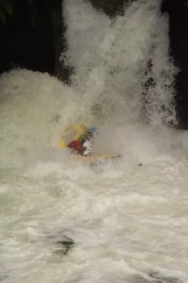 Rafting extrême en eaux vives à Rotorua, Nouvelle-Zélande: descente d'une cascade de 7 mètres! : Une aventure extrême en rafting dans une cascade