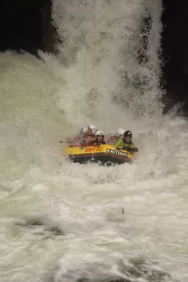Rafting extrême en eaux vives à Rotorua, Nouvelle-Zélande: descente d'une cascade de 7 mètres! : S'éloigner de la cascade
