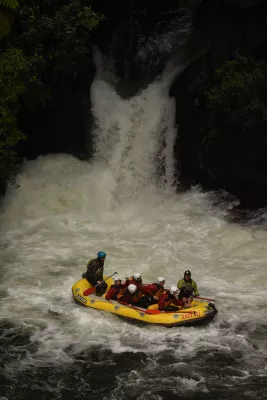 Ekstremalus plaustais povandeninis vanduo Rotorua mieste, Naujojoje Zelandijoje: žemyn per 7 metrus krioklio! : Po kritimo