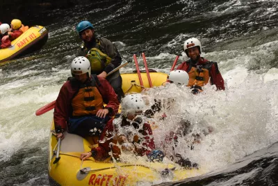 Skrajni rafting z belo vodo v Rotorua na Novi Zelandiji: dol 7 metrov slap! : Vodni brzici v splavu