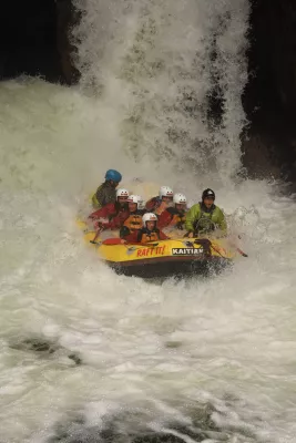 Extreme white water rafting in Rotorua, New Zealand: down a 7 meters waterfall! : Extreme white water rafting with Kaitiaki adventures