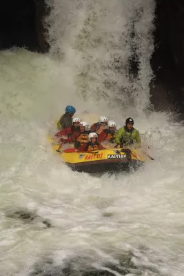 Rafting estremo in acque bianche a Rotorua, Nuova Zelanda: giù per una cascata di 7 metri! : Extreme rafting sulle rapide con avventure Kaitiaki