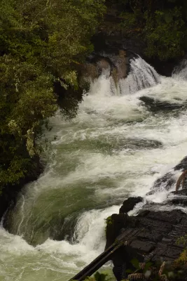 Extreme white water rafting in Rotorua, New Zealand: down a 7 meters waterfall! : Rapids on the Kaituna river