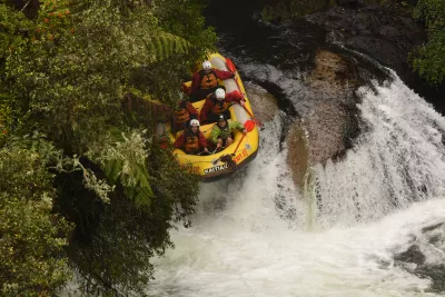 Rafting extrême en eaux vives à Rotorua, Nouvelle-Zélande: descente d'une cascade de 7 mètres! : Descendre des rapides légers