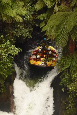 Rafting extrême en eaux vives à Rotorua, Nouvelle-Zélande: descente d'une cascade de 7 mètres! : Avant de descendre la cascade de 7 mètres
