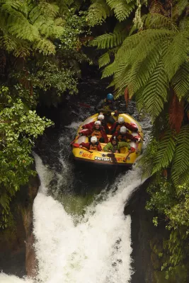 Skrajni rafting z belo vodo v Rotorua na Novi Zelandiji: dol 7 metrov slap! : Pred spustom 7 metrov slap