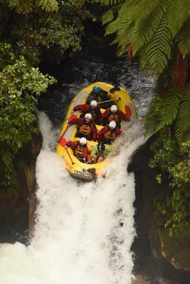 Extreme white water rafting in Rotorua, New Zealand: down a 7 meters waterfall! : Starting to descend the waterfall