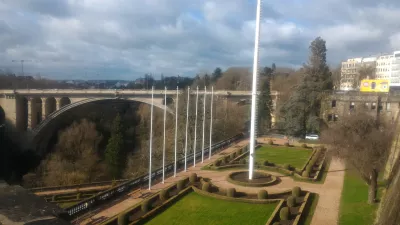 Wereldtourdag één: Stad Luxemburg : Parcs en bruggen gezien vanuit de vestingwerken