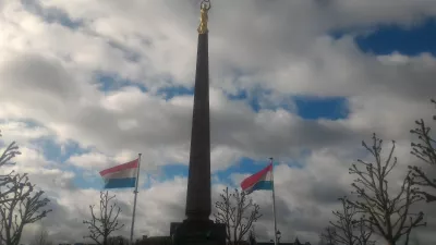 Pierwszy dzień światowej trasy: Luksemburg : Pomnik ofiar wojny