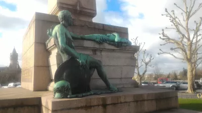 Día mundial de la gira: Ciudad de Luxemburgo : Estatua en el fondo de la obelisca.