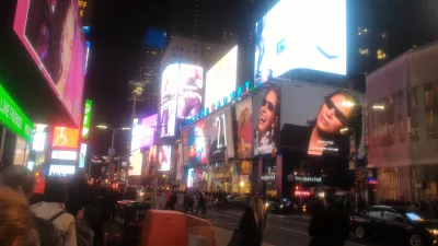 World tour second continent: arrival in USA : Times Square screens